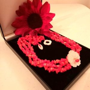 🎁 FREE GIFT INCLUDED 🎁 NWOT Red Coral & Mother of Pearl Necklace